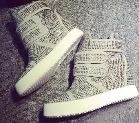 Зимние новые женские ботинки на танкетке липучке украшенные блестящими стразами