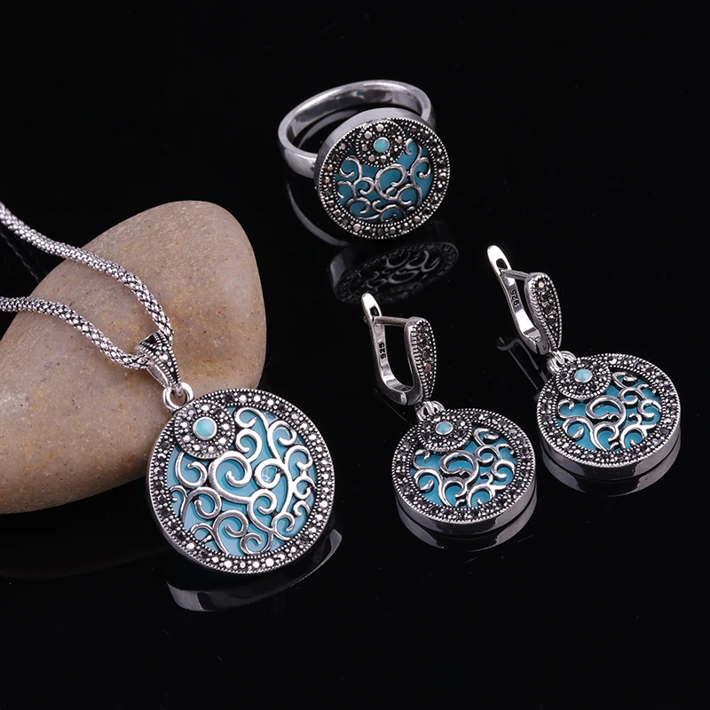 Комплект винтажных украшений Sellsets из красной смолы и черной подвески с
