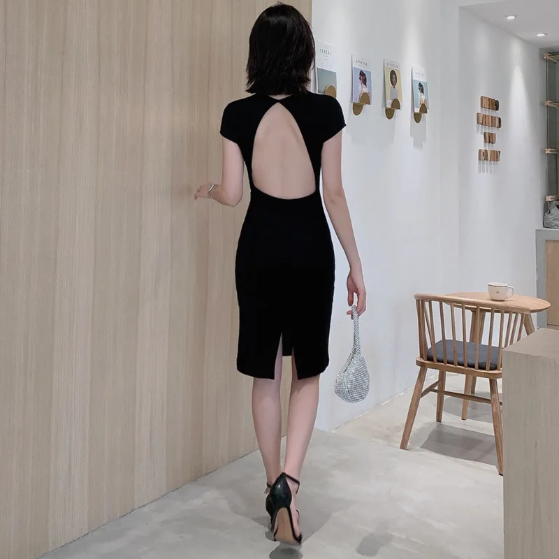 

Женское облегающее платье с коротким рукавом, круглым вырезом и открытой спиной