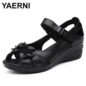 Сандалии-гладиаторы YAERNI женские, элегантные босоножки из натуральной коровьей кожи, на танкетке средней высоты 4 см, с цветочным рисунком, E881