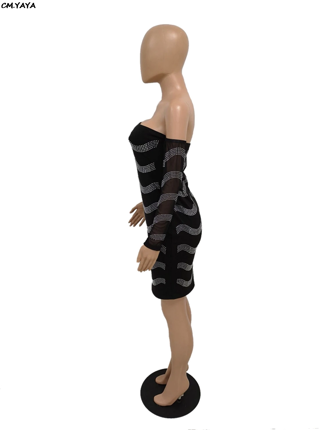 Женское облегающее платье средней длины с открытыми плечами и вырезом лодочкой