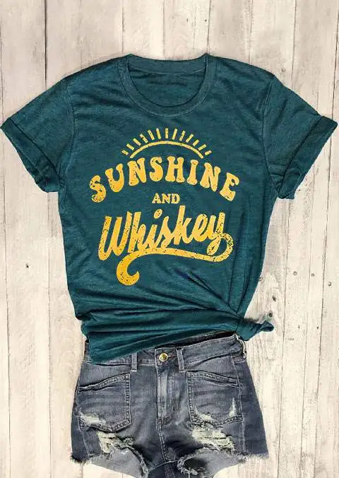 Женская футболка с коротким рукавом темно зеленая принтом Sunshine And Whiskey и круглым