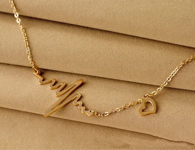 Женское колье с сердечком серебряным покрытием романтическое