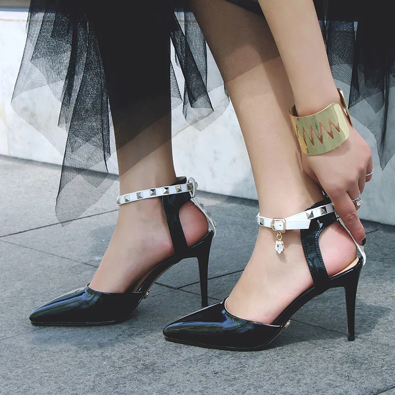 Красные туфли с ремешком на лодыжке женские каблуке заклепками и острым носком