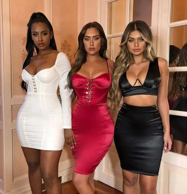 Женское платье с открытыми плечами однотонное облегающее мини на бретельках