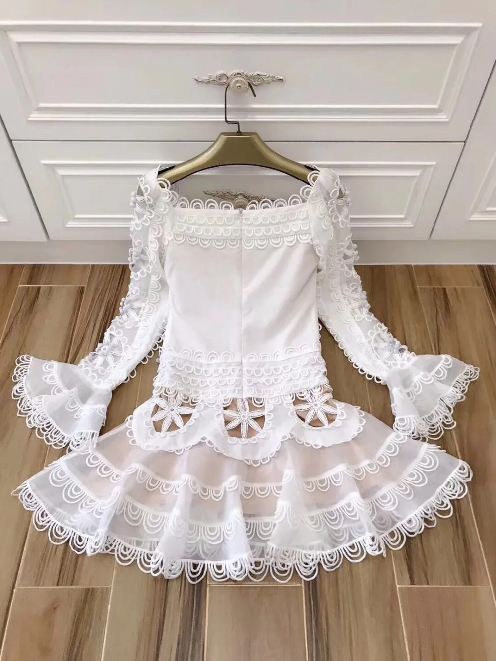 2018 летние Подиумные платья белого/черного цвета с вышивкой и длинными рукавами