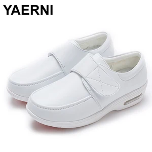 Кроссовки YAERNI женские на платформе, сплит-кожа, лоферы, меховые, на воздушной подушке, для медсестер, белые, Осень-зима 2019