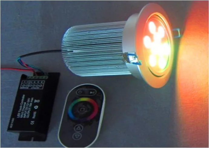 9*1 Вт Φ Вход постоянного тока 12 В С 4 проводками внутри Размер: D138 * 70 мм отверстие