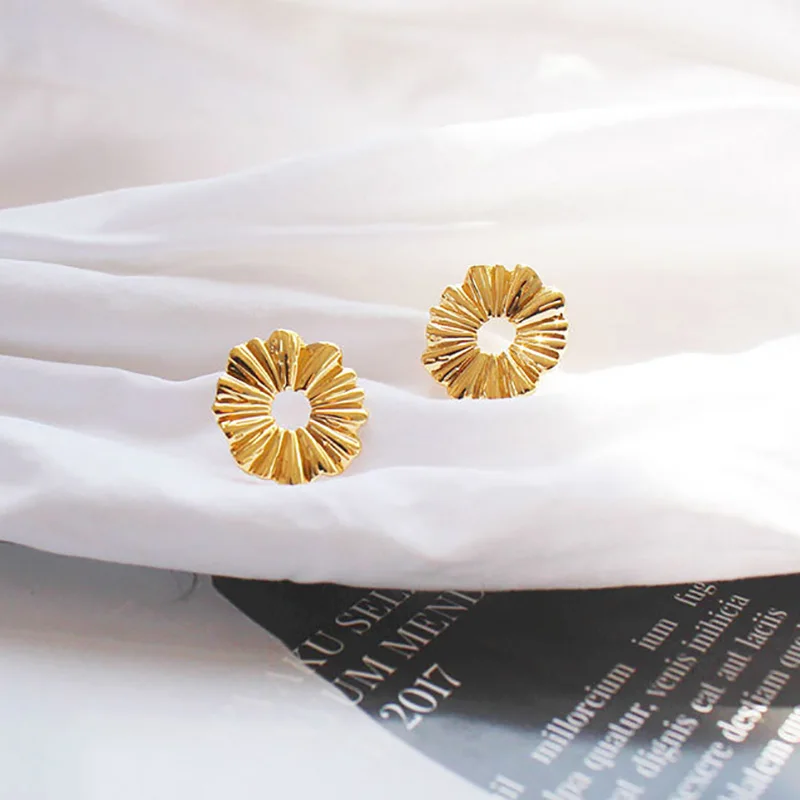Carvejewl Korean design small edgy round stud earrings for women jewelry simple irregular geometric student teen folded earring | Украшения