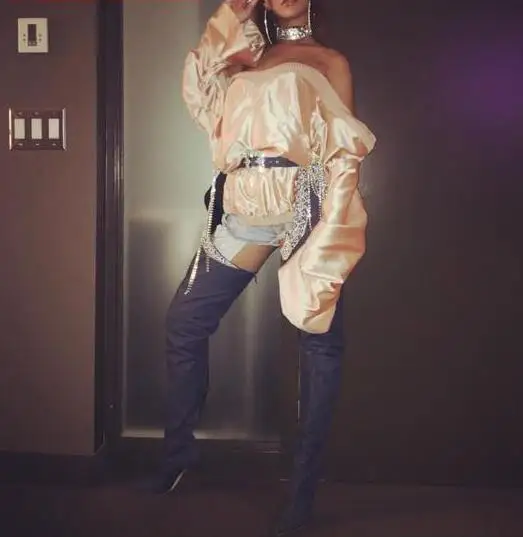 Очень популярные женские ботфорты из джинсовой ткани темно-синего цвета