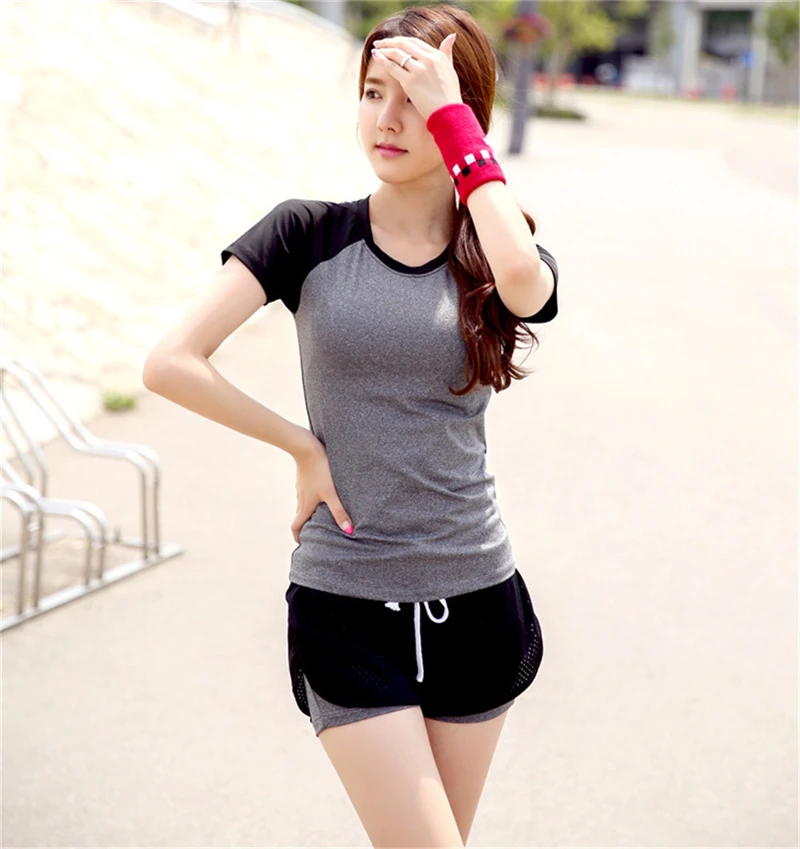 

Women Yoga 2 Pieces Set Gray/Black Patchwork T-shirt&Grey with Black Mesh Shorts Quick Dry Girls Sportswear Gym Running Elastic
