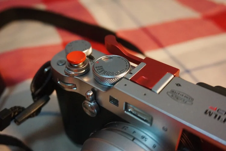 Красный алюминиевый держатель для большого пальца под заказ Fuji X100F FUJIFILM
