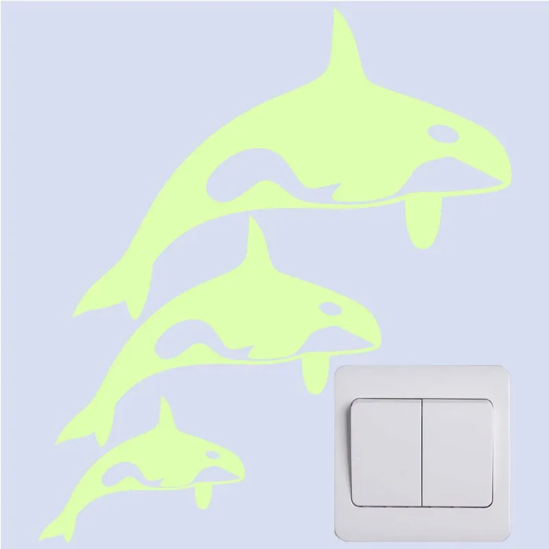 Светящаяся наклейка на выключатель с изображением китов светится в темноте
