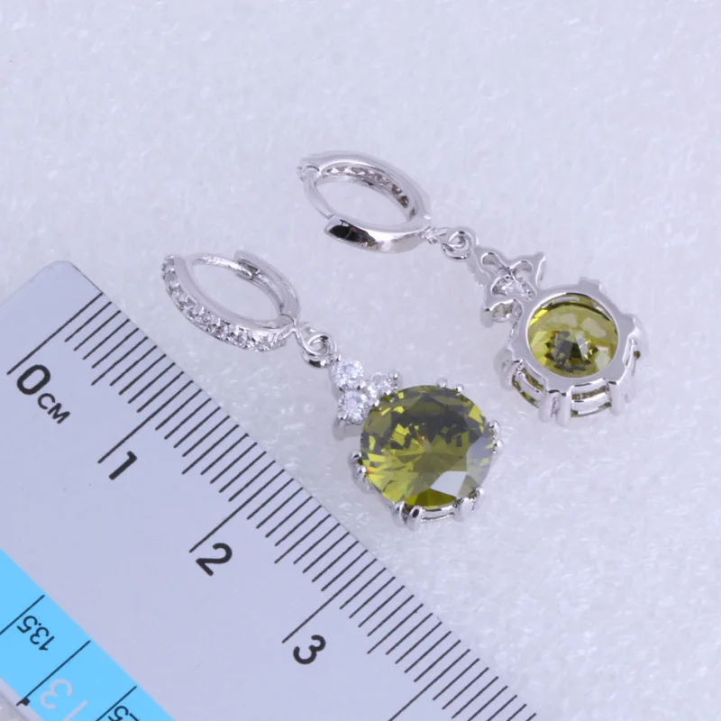 Женские серьги подвески серебряного цвета с блестящим зеленым и белым