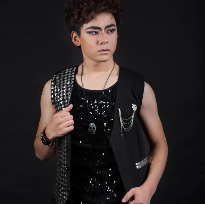 Черный летний стильный тонкий мужской жилет с серебряными золотыми заклепками