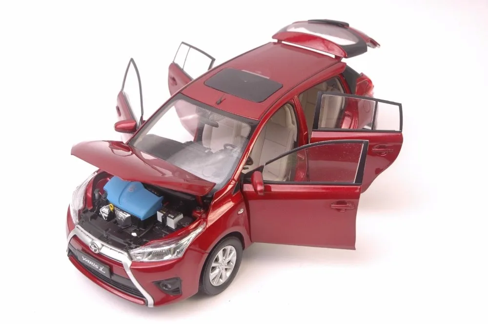 1:18 литая под давлением модель для Toyota Yaris L красная Игрушечная машина из сплава миниатюрные коллекционные подарки