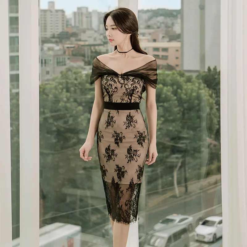 Женское кружевное платье с вырезом лодочкой черное облегающее платье-карандаш