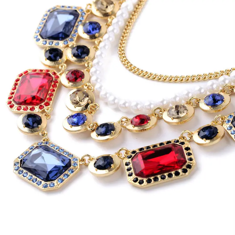 Женский золотистый костюм с жемчужными цепочками разноцветный разноцветными