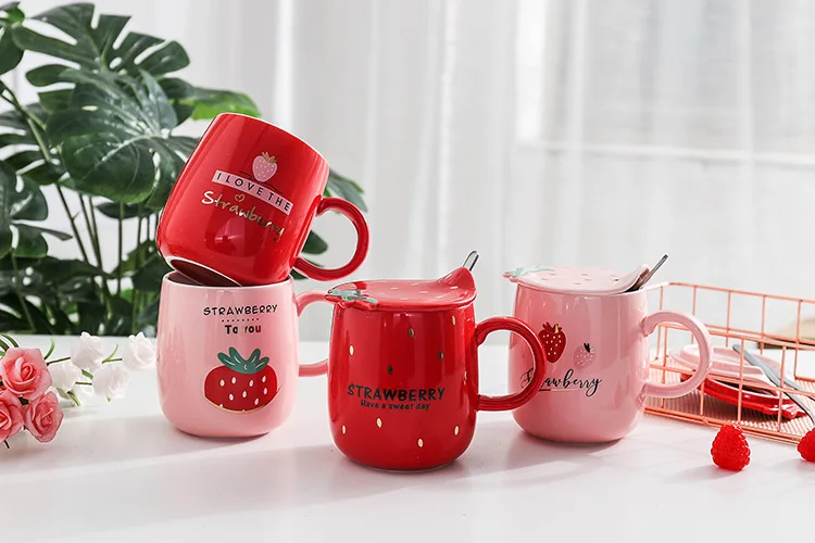 Корейская розовая керамическая кружка с клубничкой милый мультфильм с крышкой с ложкой кофейные кружки креативная керамическая чашка Студенческая чашка Дамская Подарочная чашка