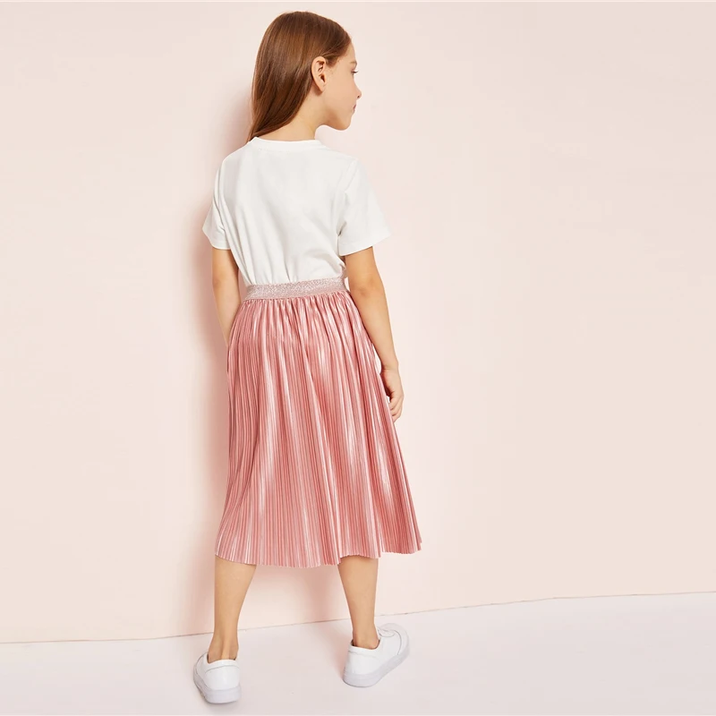 SHEIN/Детская Повседневная футболка с графикой для девочек и плиссированная сатиновая юбка комплект из двух предметов, г. Летний детский костюм с короткими рукавами