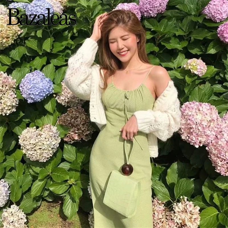 Женское платье средней длины на тонких бретельках зеленое летнее с принтом в