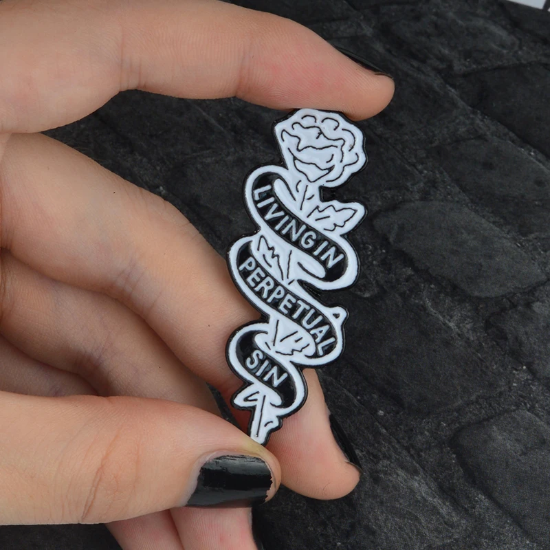 Эмалированная брошь в виде черепа и гроба с кристаллами розы|Броши| |