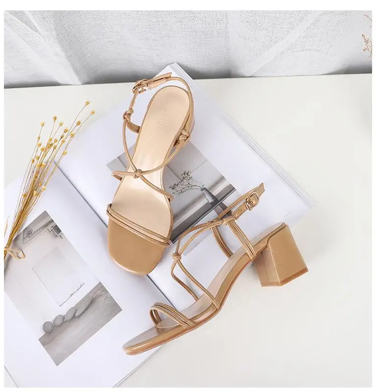 Коричневый Soulier femme/Босоножки на ремешках с перекрестной шнуровкой; женская обувь на квадратном каблуке с пряжкой; повседневная обувь с высокой пряжкой; универсальная обувь с узкими ремешками - Цвет: Коричневый