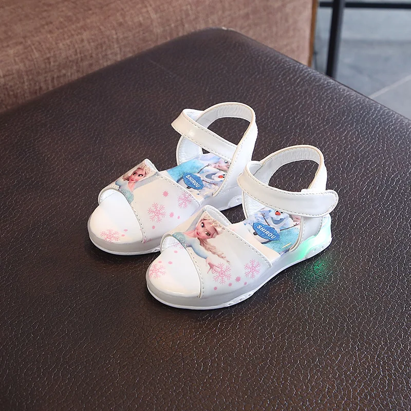 Новинка года; Детские кожаные сандалии на плоской подошве для девочек; школьная детская обувь принцессы Эльзы; светильник; мягкие сандалии для малышей; Милая летняя обувь для малышей