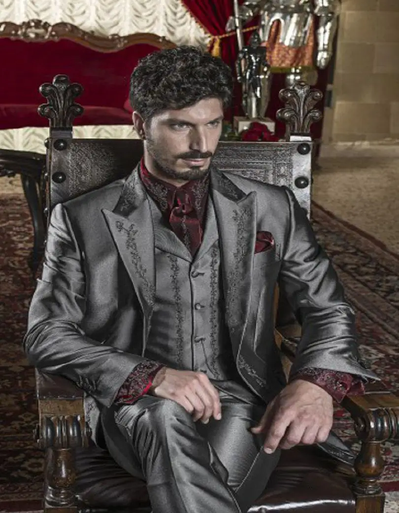 Мужской костюм из трех предметов итальянский серый атласный пиджак с вышивкой