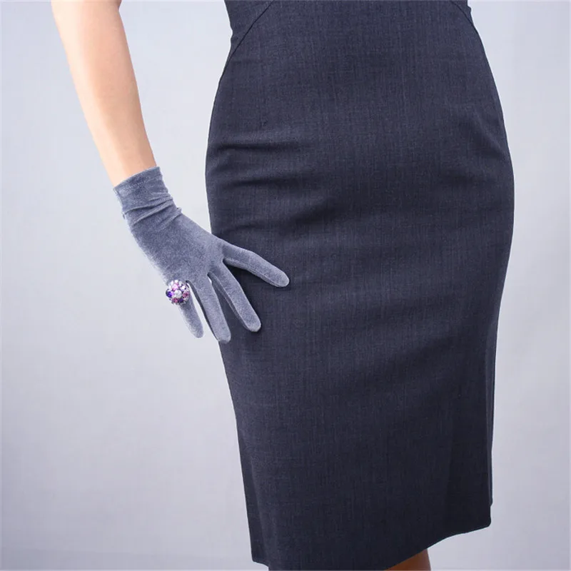 Женские бархатные перчатки короткие эластичные из черного шелка 22 см в