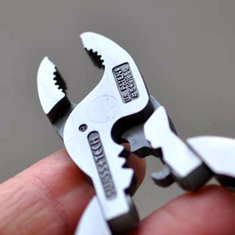 

H1045 Outdoor multi-function tool Pliers Travel gadget Keychain 9 kinds of functions combined EDC Multi-purpose repair tools