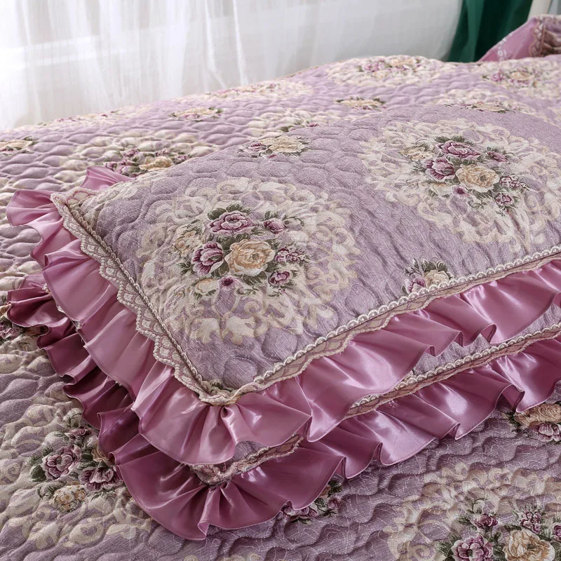 

Famvotar Royal European Jacquard Quilted Bedspread Lace Edge Vibrant Floral Pattern Cotton Bedspread Embossed Coverlet 240X250CM