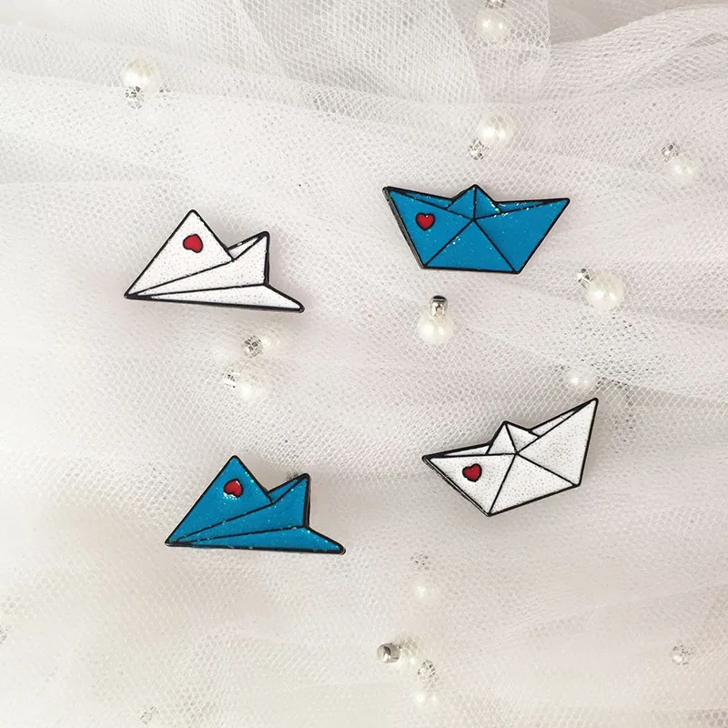 Paper Airplane Metal Enamel Brooch Bright Pink Love Blue White Paper Boat Badge Pin Cute Trendy Kids Costume Jewelry Gift