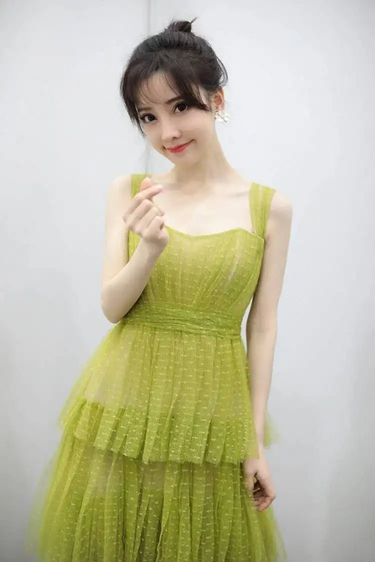 2019 автопортрет женщина розовая юбка симпатичная вышивка сетка ткани праздничный