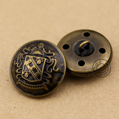 верхнюю пуговицу. пуговицы "чёрные". верхнюю пуговицу. пуговицы "голубые". крупные пуговицы для пальто.