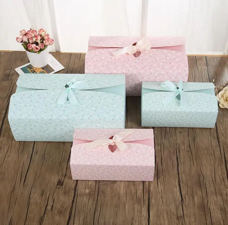 Красивая подарочная коробка розового и зеленого цвета посылка для влюбленных