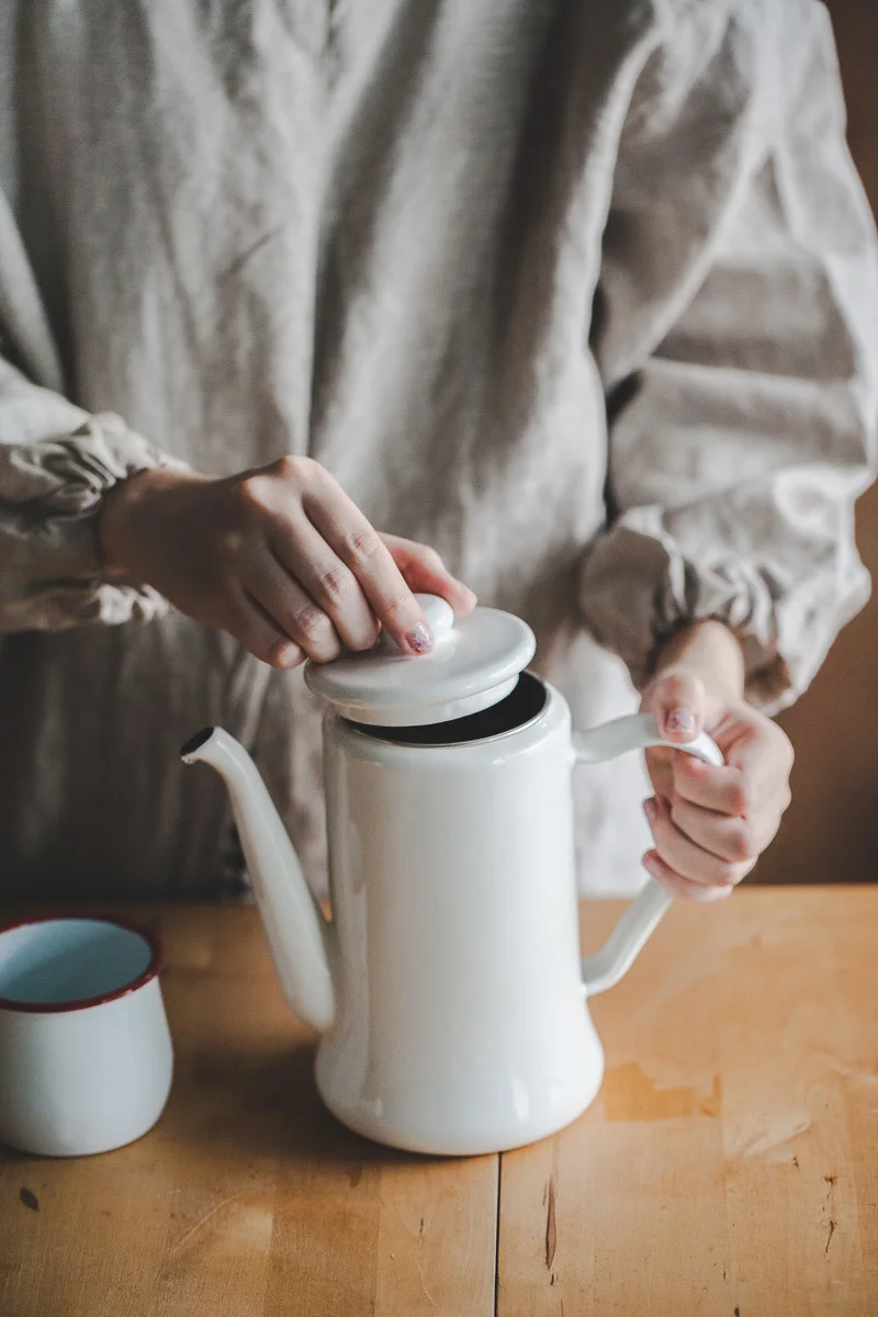 Enamel thickened water kettle retro creative imitation ceramic teapot coffee pot filter screen cold tea jug 1.1L | Дом и сад