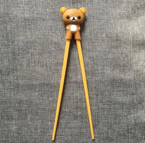 Bear Brown Новинка, 1 пара, разноцветная Милая палочка с медведем, пандой, кошкой, миньонами, обучающая палочка для еды, Детская китайская палочка для еды, подарки для учащихся - Цвет: Bear Brown