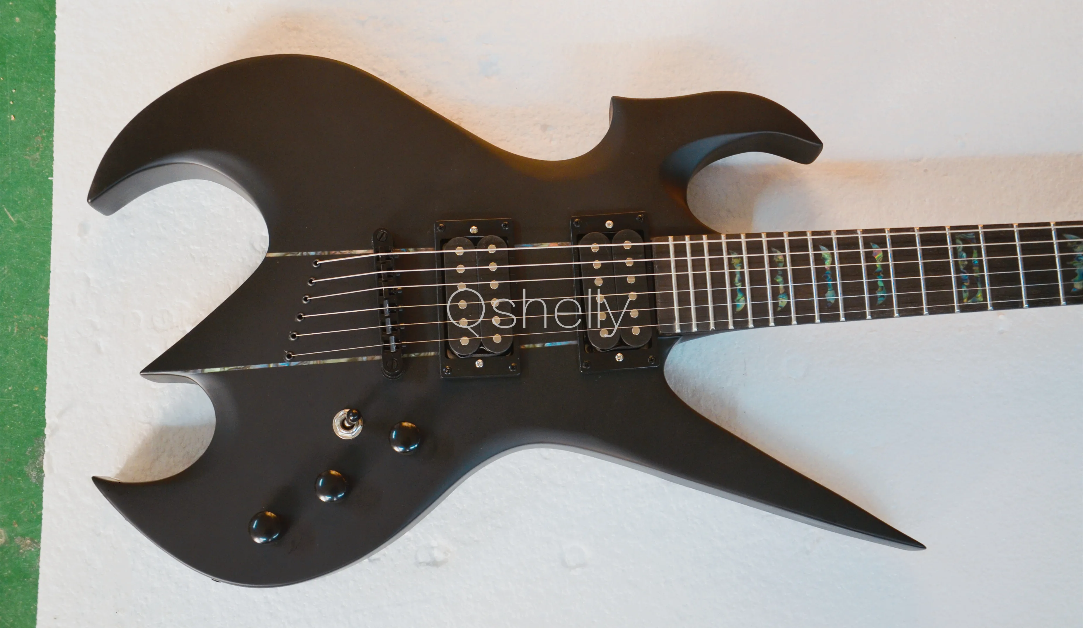 Высокое качество QShelly Пользовательские черный Ольха тела шеи через ebony fingerbord ушка Топ полоса Летучая мышь инкрустация головной убор электрогитара