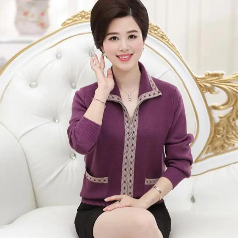 Приталенный весенне зимний свитер большого размера для женщин среднего возраста