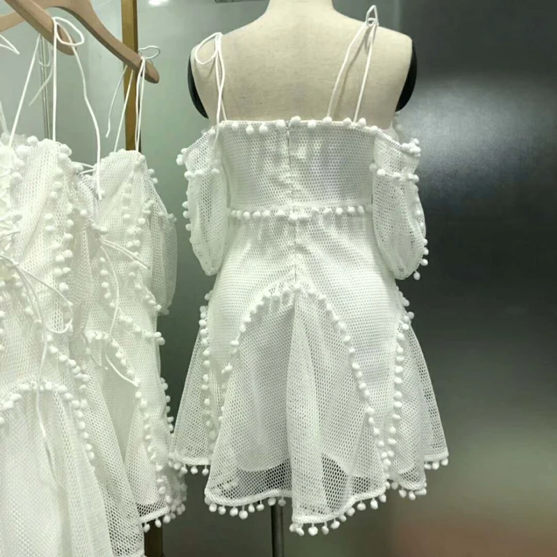 Сексуальное Белое платье с открытыми плечами и помпонами женские роскошные