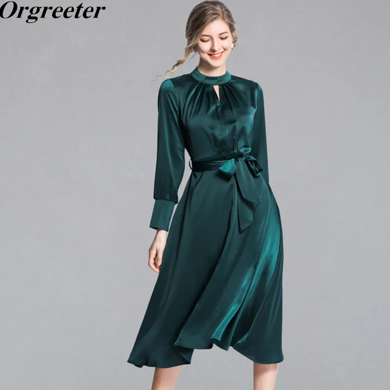 Женское атласное офисное платье однотонное зеленое до середины икры с длинным