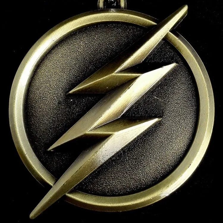 DC Comics флэш-памяти Lightning брелок красный золотистым логотипом 6 см с металлическими заклепками; туфли-лодочки брелок для ключей подарок цепочка для ключей с кольцом-держателем для автомобильные сувениры