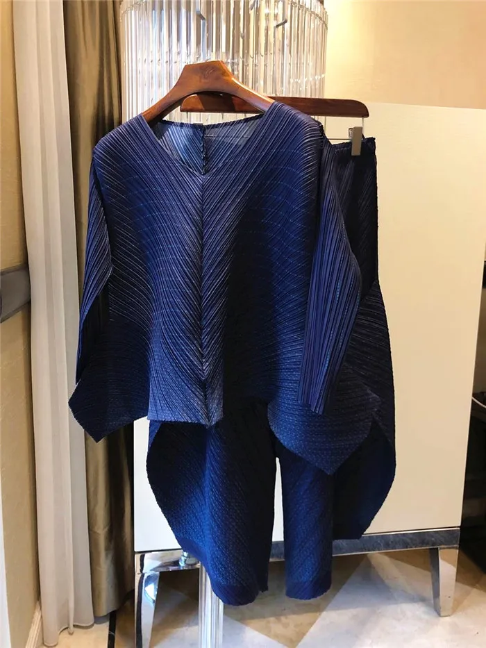 Miyake/ стиль; футболка с треугольным вырезом и рукавом три четверти в складку; брюки; два предмета;