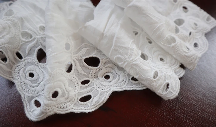 Кружевная хлопчатобумажная ткань вышитая кружевная цвета слоновой кости