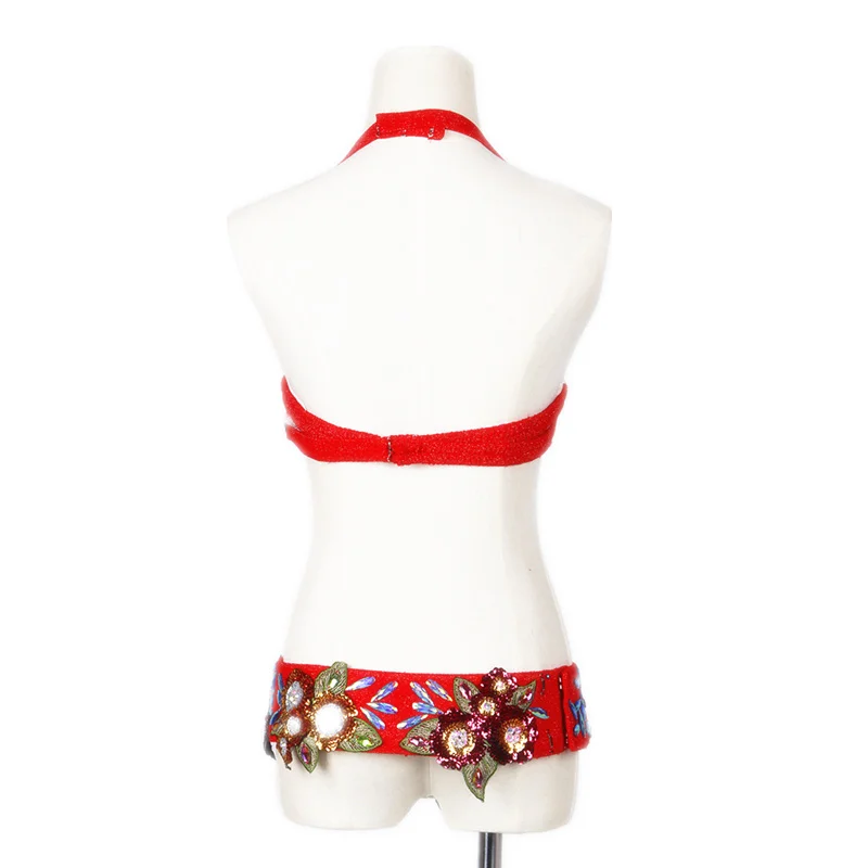 Женский костюм для танца живота с египетским цветком и красным бюстгальтером на