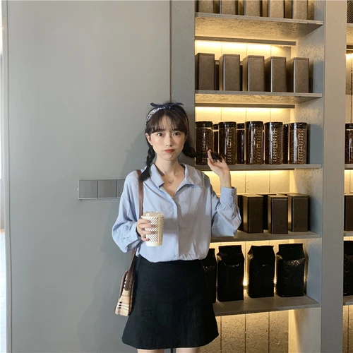 Простые тонкие свободные женские рубашки с длинным рукавом и отложным