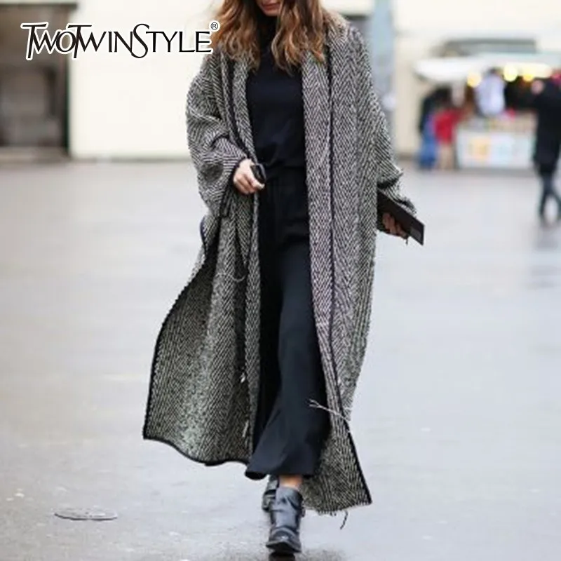 TWOTWINSTYLE твидовый женский плащ с кисточками, свободный длинный рукав, асимметричный подол, пальто для женщин, осень, уличная мода, одежда