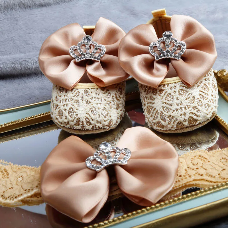 Детские туфли Dolldling для младенцев с золотой бантовой бриллиантовой короной, мягкой хлопковой подошвой, эластичной лентой и закрытой головной убор для девочек.