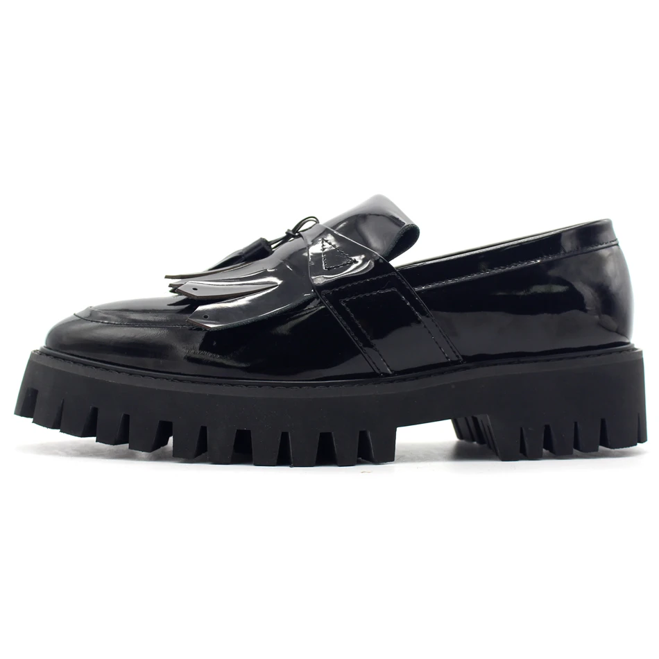 Черные лоферы из лакированной кожи с бахромой Мужская обувь на платформе без